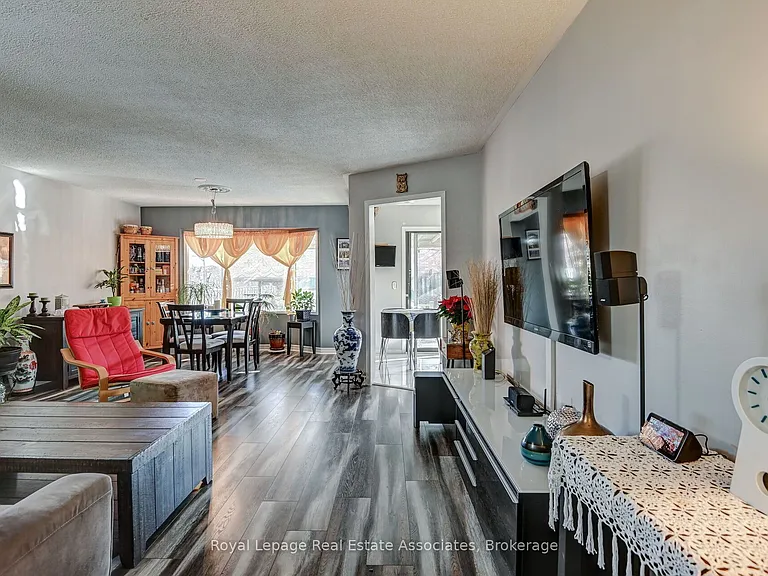 70 Nectarine Cres — Photo 3