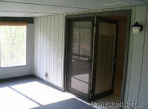 5th image of 10 E Hill Dr