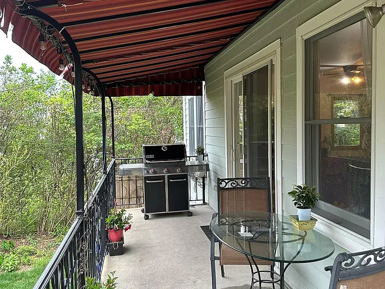 322 E Beech St — Photo 27