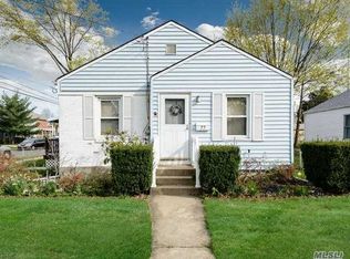 77 Broadmoor Ln, Westbury, NY 11590