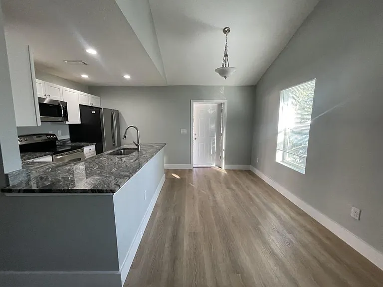 1114 Wyatt St — Photo 13
