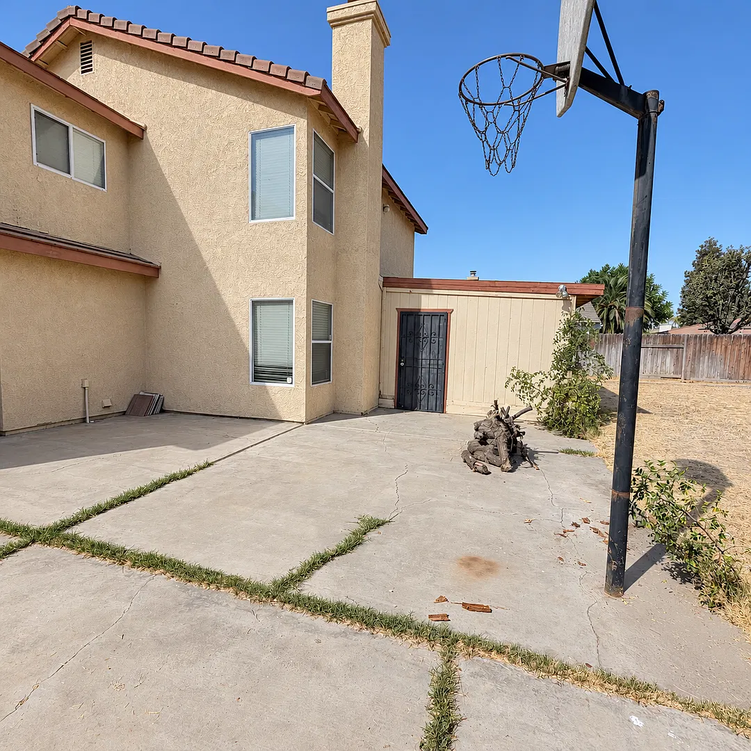 Spacious Southwest Bakersfield Home $2,300/Month — Photo 2
