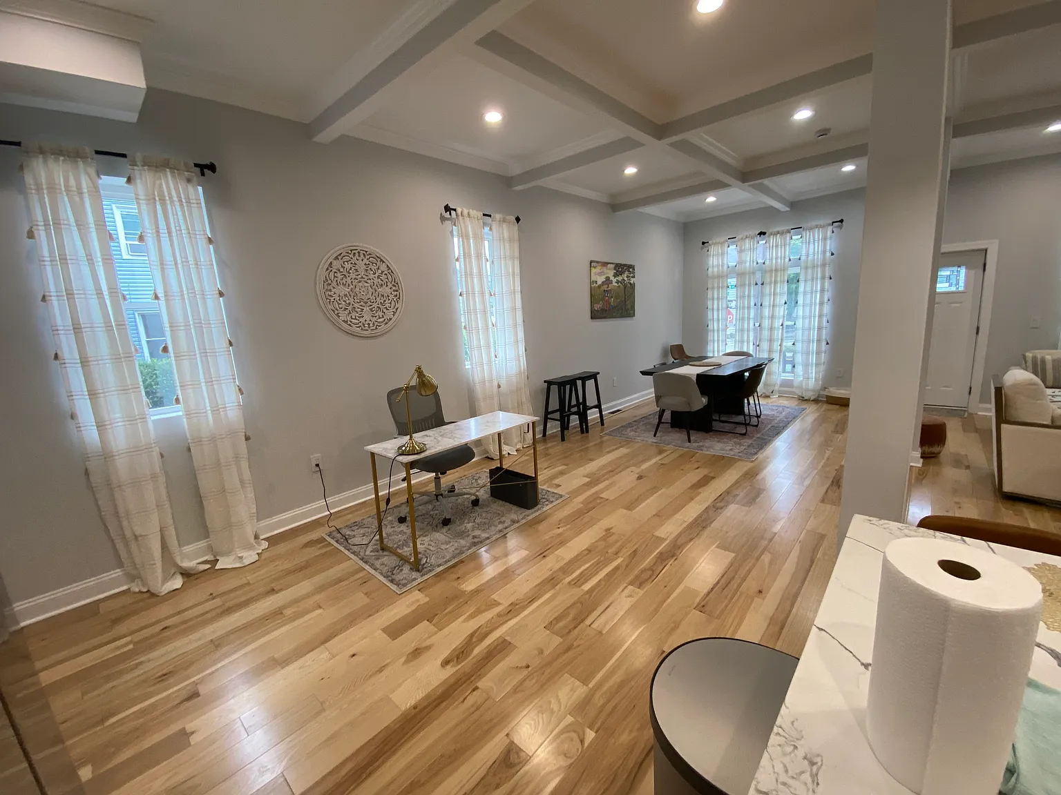 5 bed, 2400 sqft, $3,195 — Photo 4