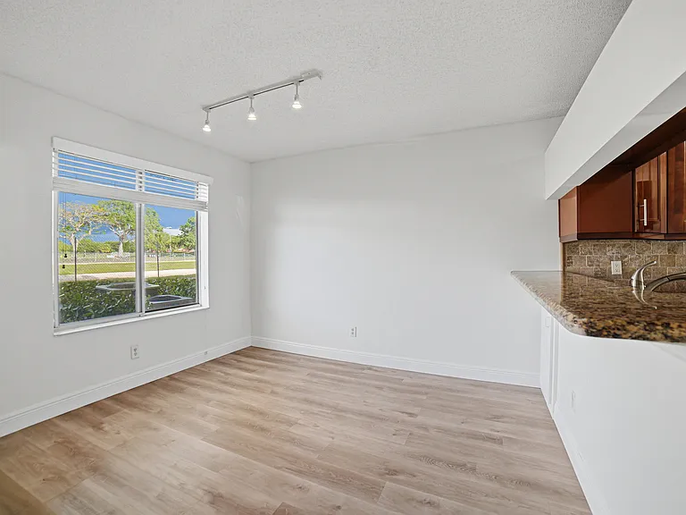 1041 Coral Club Dr #1041 — Photo 9