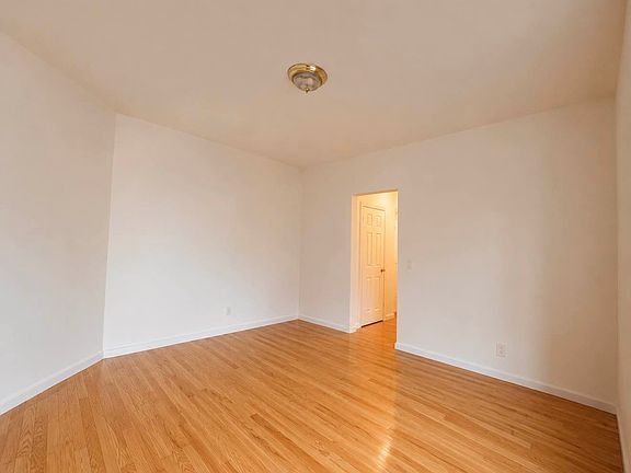 3rd image of 650 Melrose Ave #1C