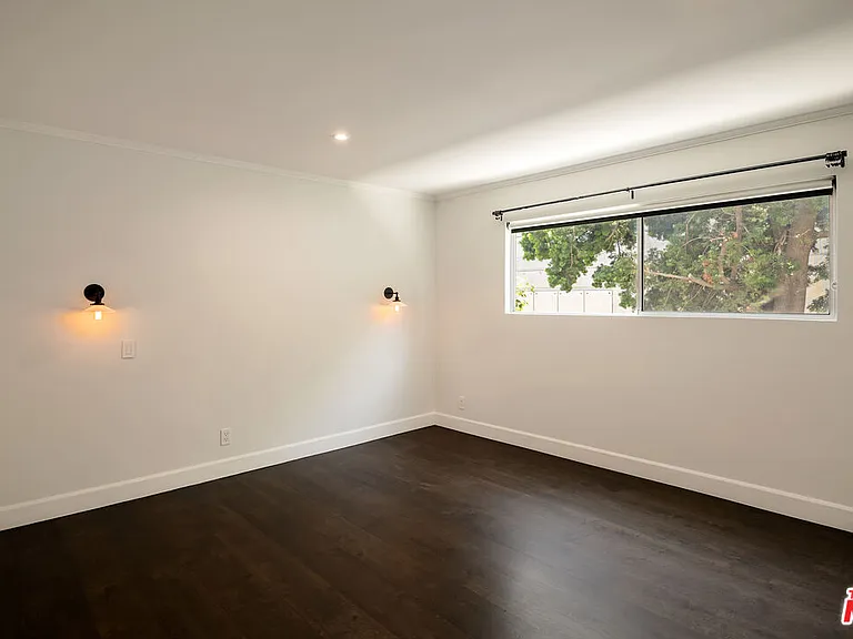 121 N Croft Ave #105 — Photo 9