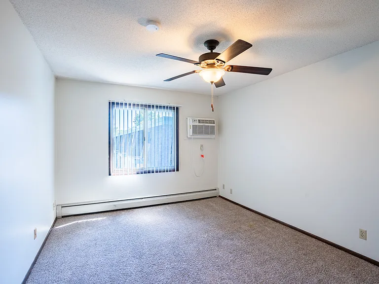 Eagan, MN Glen Pond Apartments | Bedroom