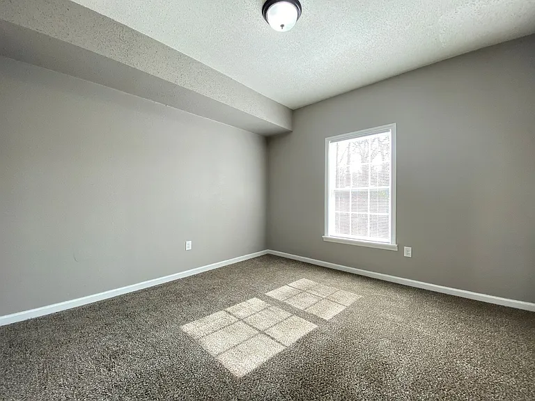 2211 S Pine St — Photo 7