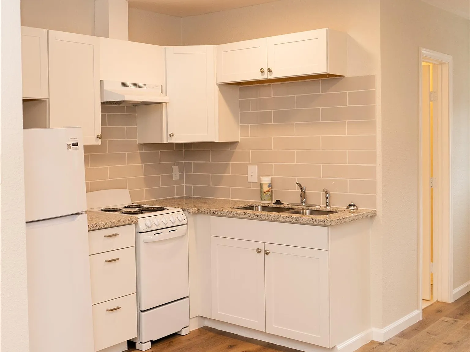 Studio, 1.0 bath, 480 sqft, $950 — Photo 3