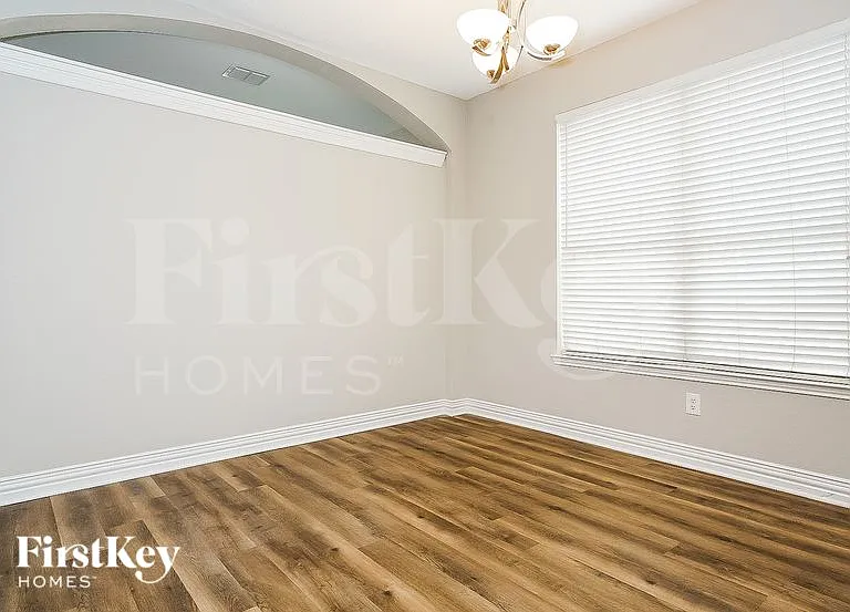401 Deer Lake Dr — Photo 6