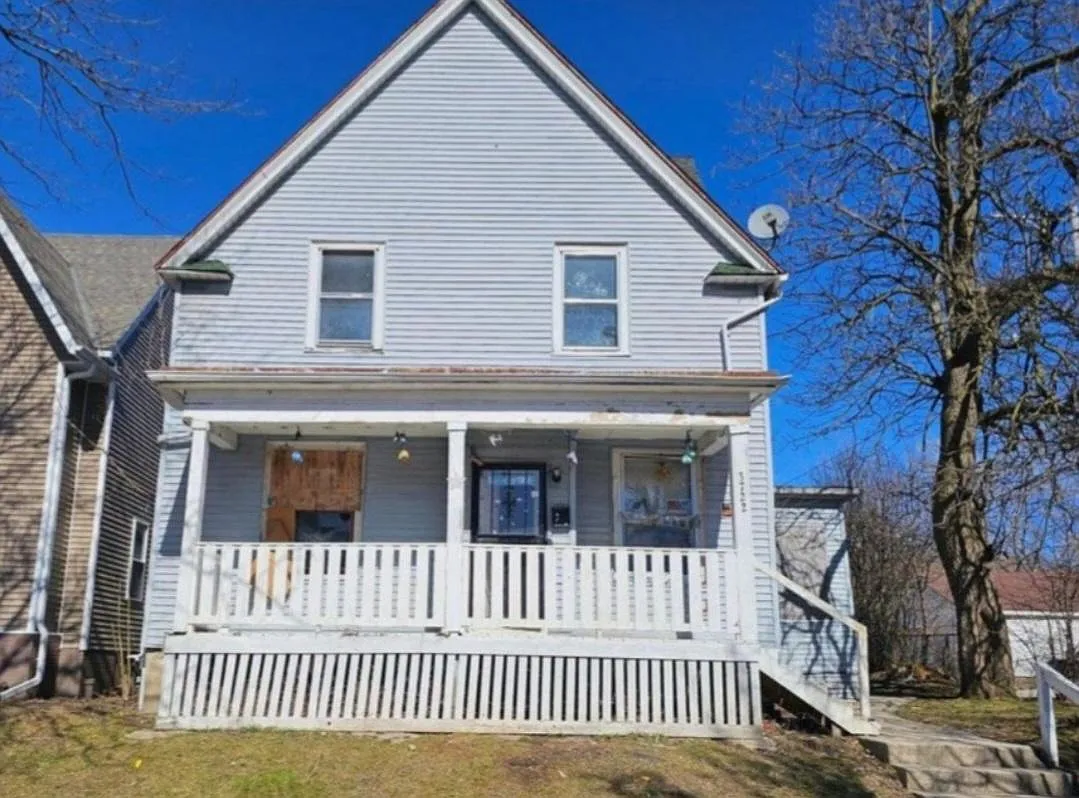 6 bed, $2,300 — Photo 1