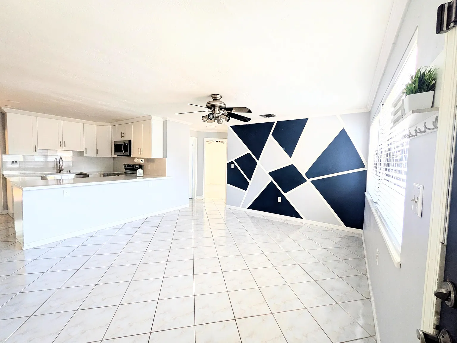 3 bed, 2.0 bath, 1008 sqft, $3,200 — Photo 4