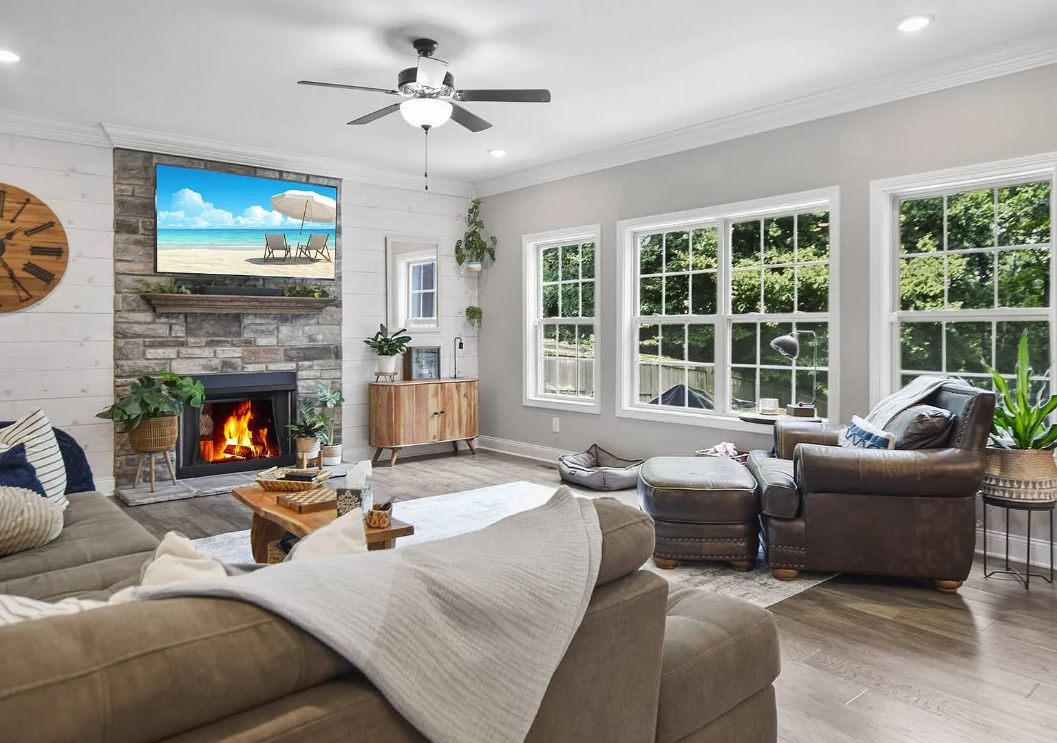 Dog Friendly Four Bedroom with Bonus! — Photo 4