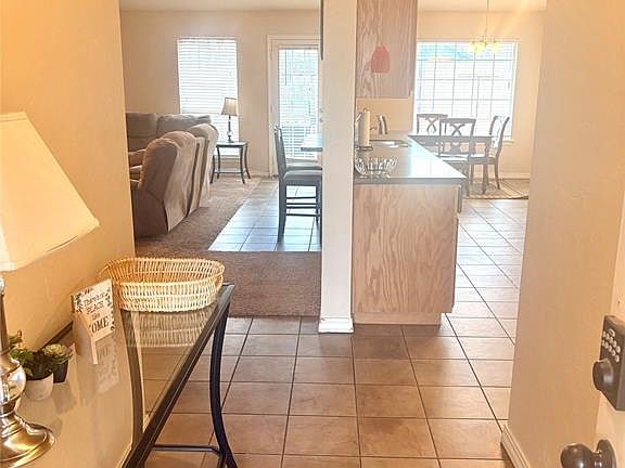 2nd image of 1601 Sommerset Pl