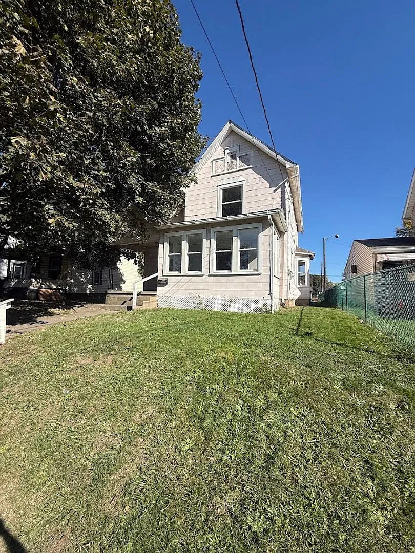Four bedroom house available for rent - Canton SW — Photo 1