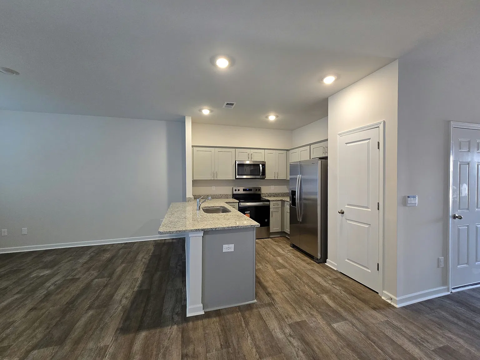 3 bed, 2.5 bath, 1418 sqft, $1,790 — Photo 2