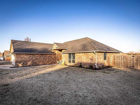 5th image of 18 NE Summerwood Dr