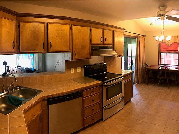 3rd image of 6 Woodland Cir