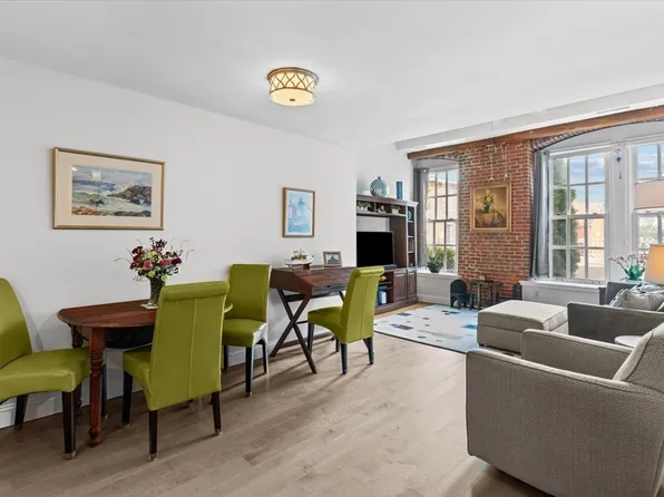 53 Warren St APT 119, Newburyport, MA 01950