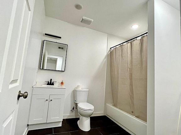3rd image of 2550 Kensington Ave