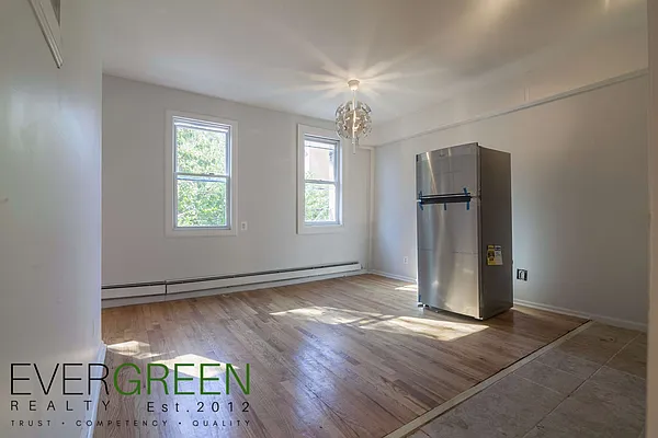 Rented by Evergreen Apartments BK | media 2