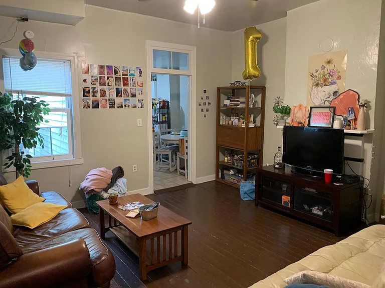 323 S Laurel St — Photo 2