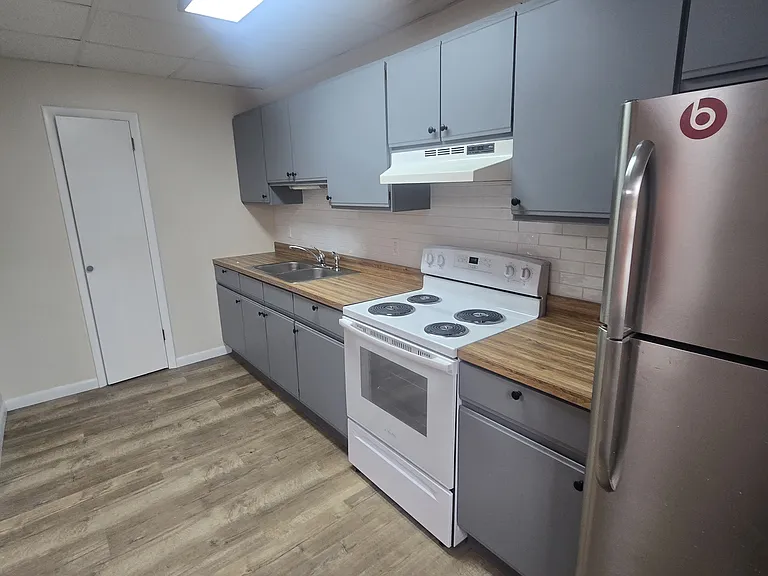 715 W Grove St #D — Photo 8