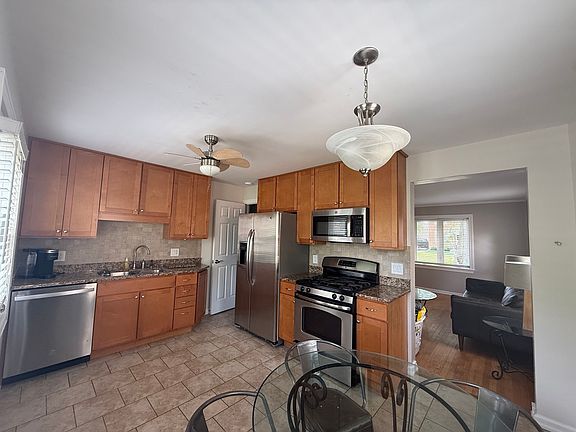 4th image of 1757 Linden St
