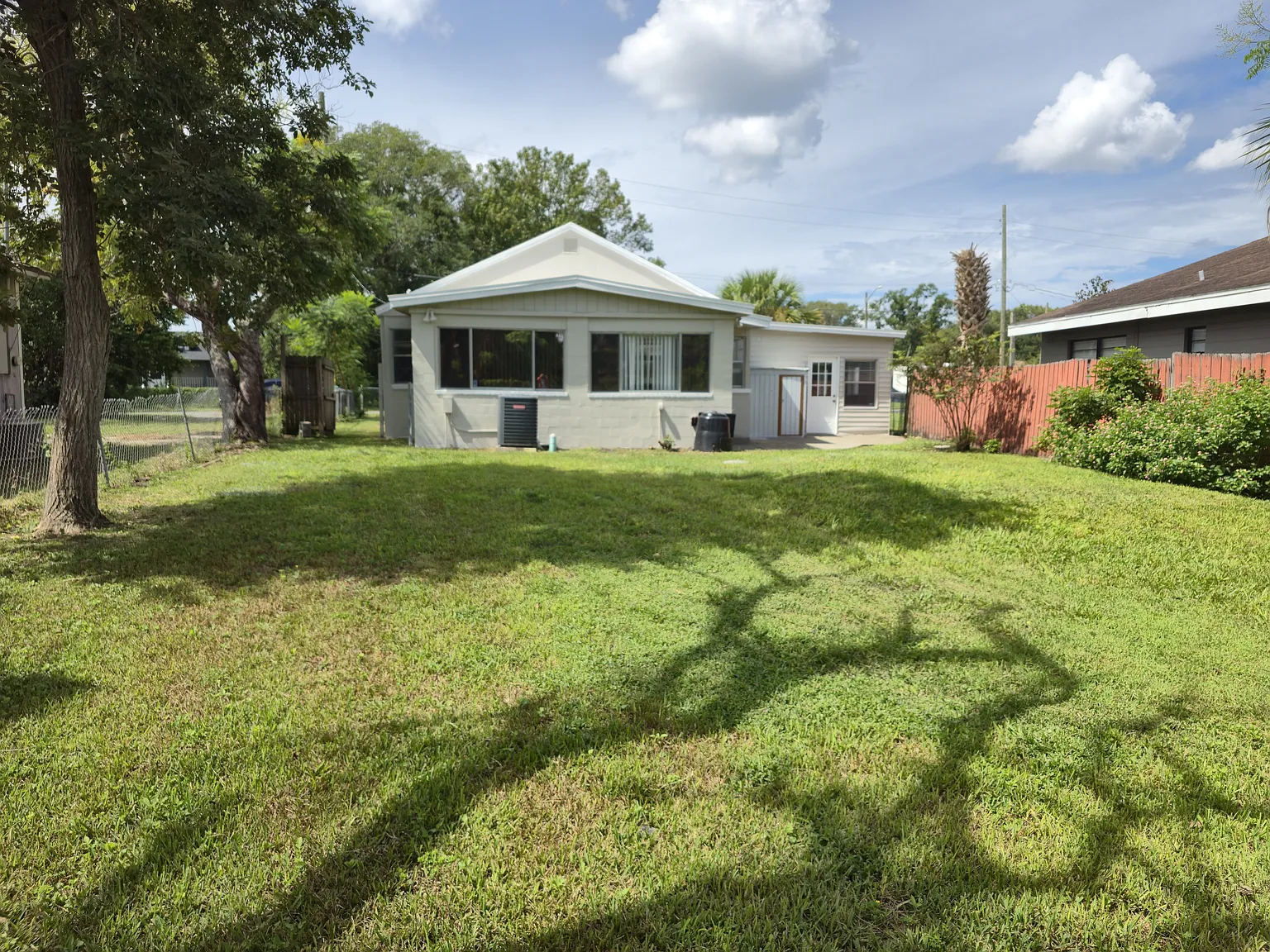 3 bed, 1370 sqft, $2,290 — Photo 2