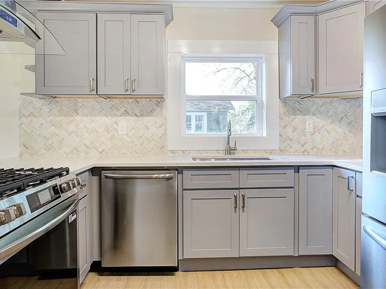 415 E 10th St SE — Photo 15