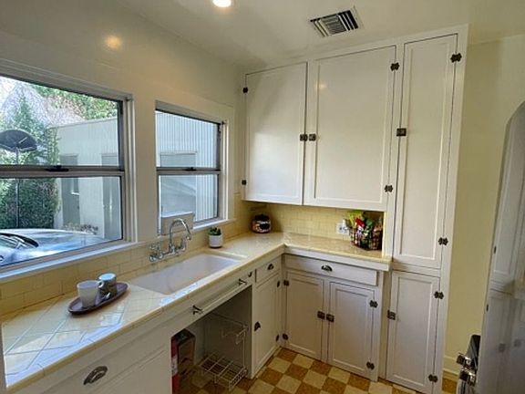 4th image of 1282 N Hudson Ave