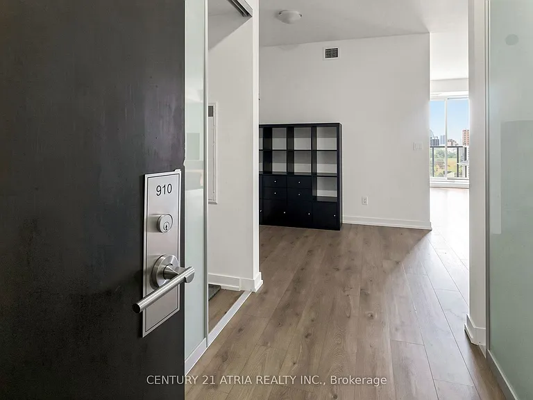 297 College St #910 — Photo 8