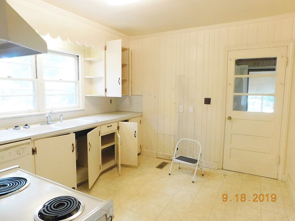 2nd image of 122 Heath St