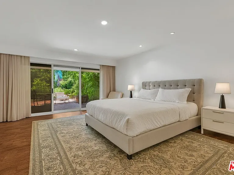 701 N Sierra Dr — Photo 13