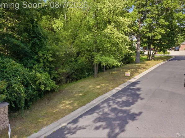 8959 Clubwood Dr, Commerce Township, MI 48390