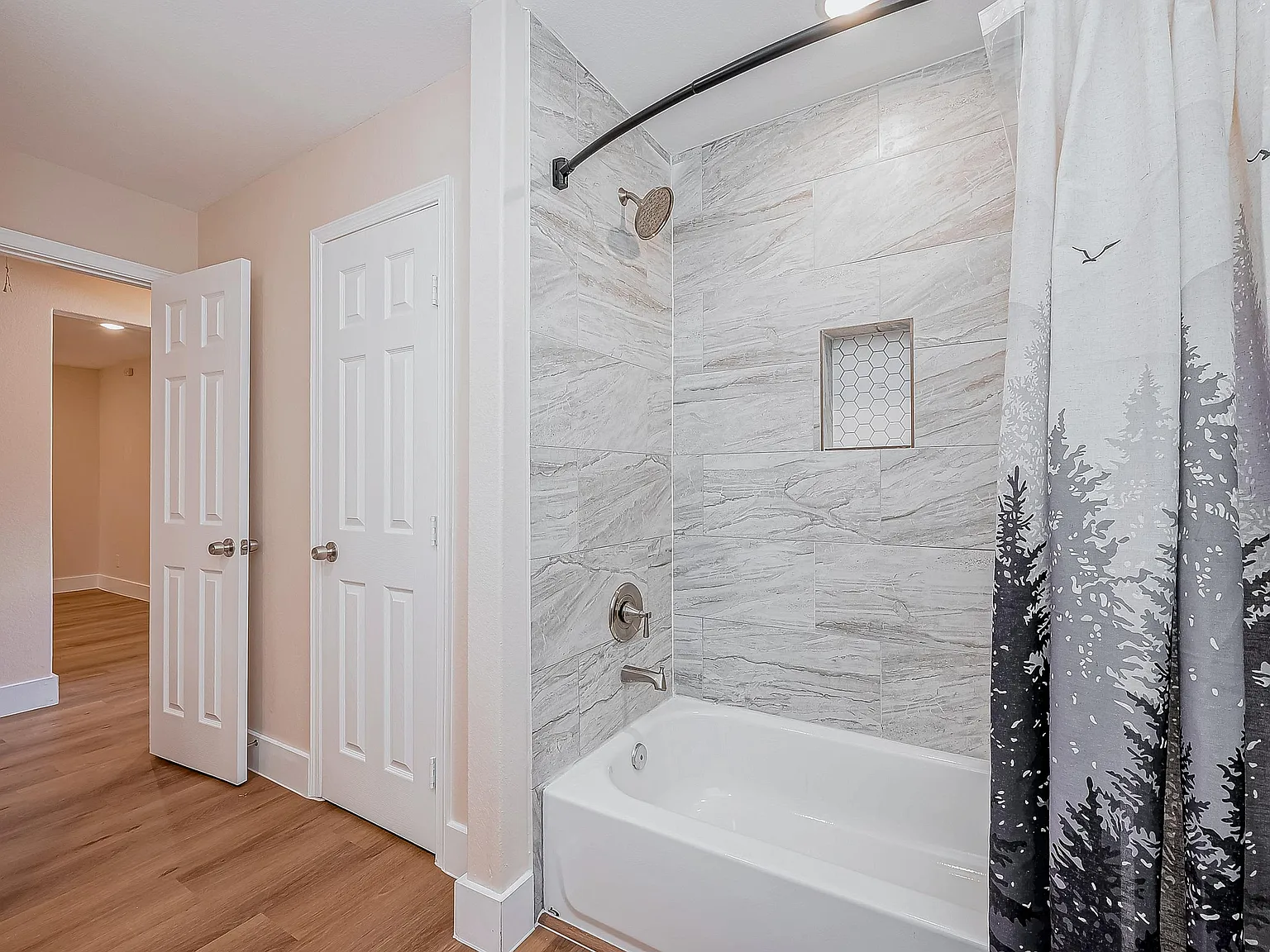 4 bed, 4.0 bath, 2379 sqft, $680 — Photo 4