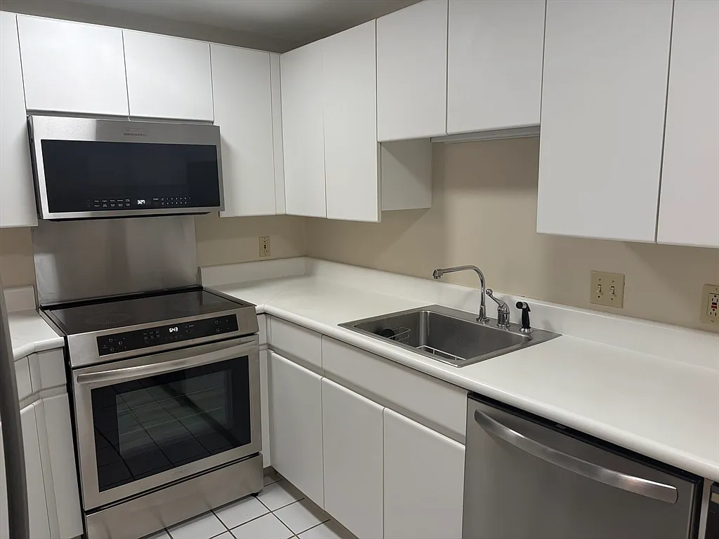 2 bed, 2.0 bath, 879 sqft, $5,000 — Photo 2