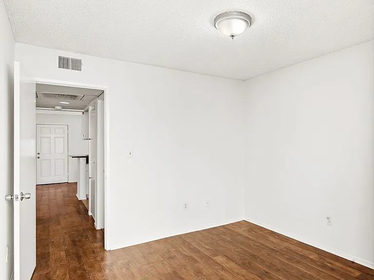 700 E Harvard St — Photo 14