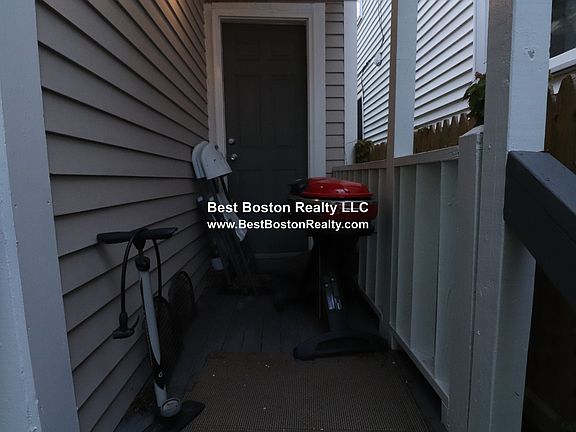 3rd image of 429 Franklin St APT 1R