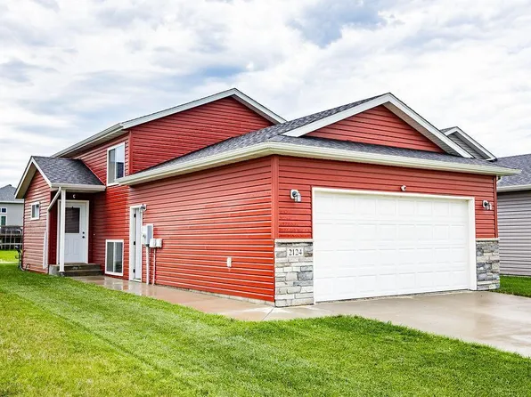 2124 Admiral Dr W, West Fargo, ND 58078