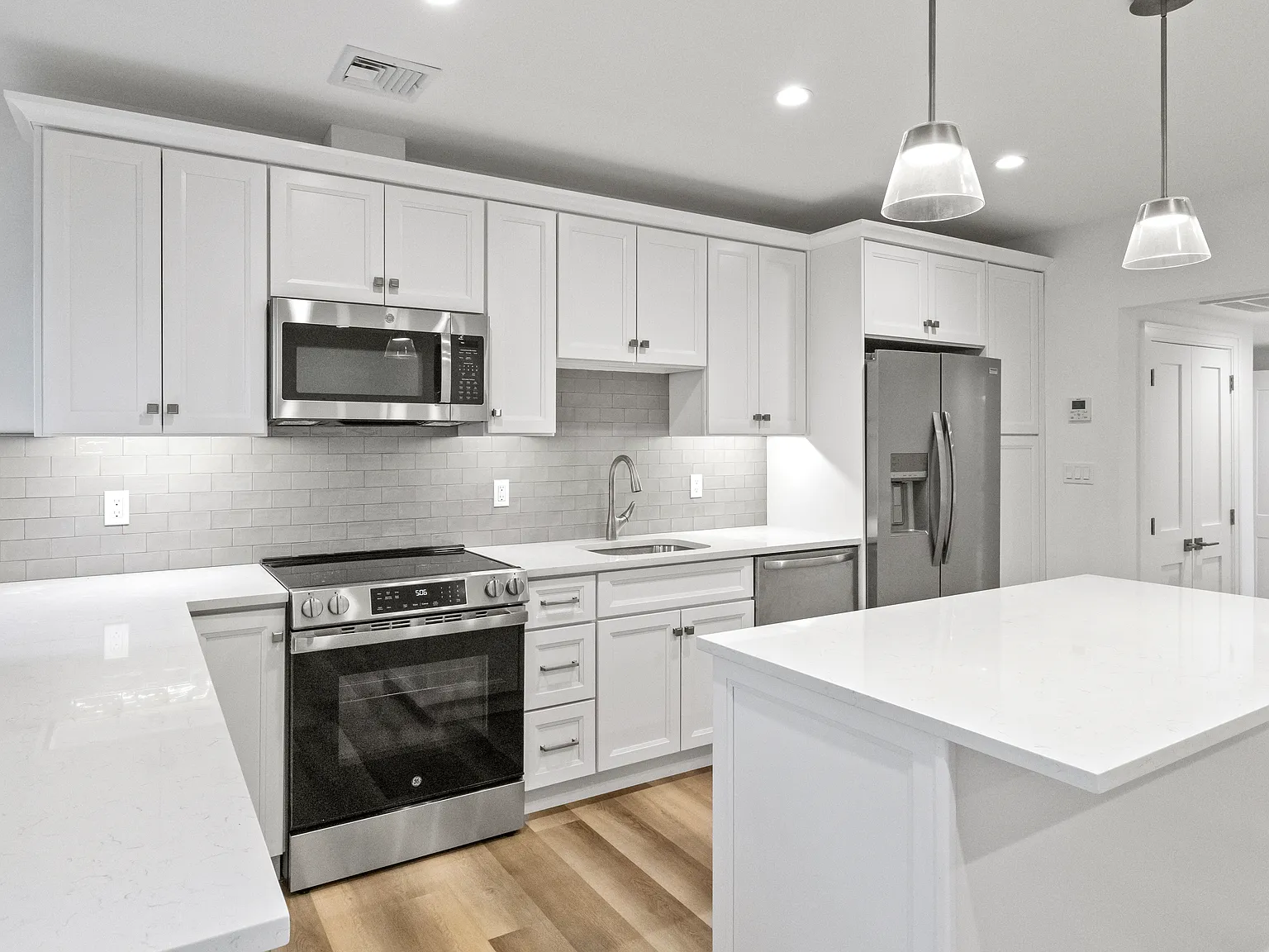 1 bed, 800 sqft, $3,200 — Photo 3
