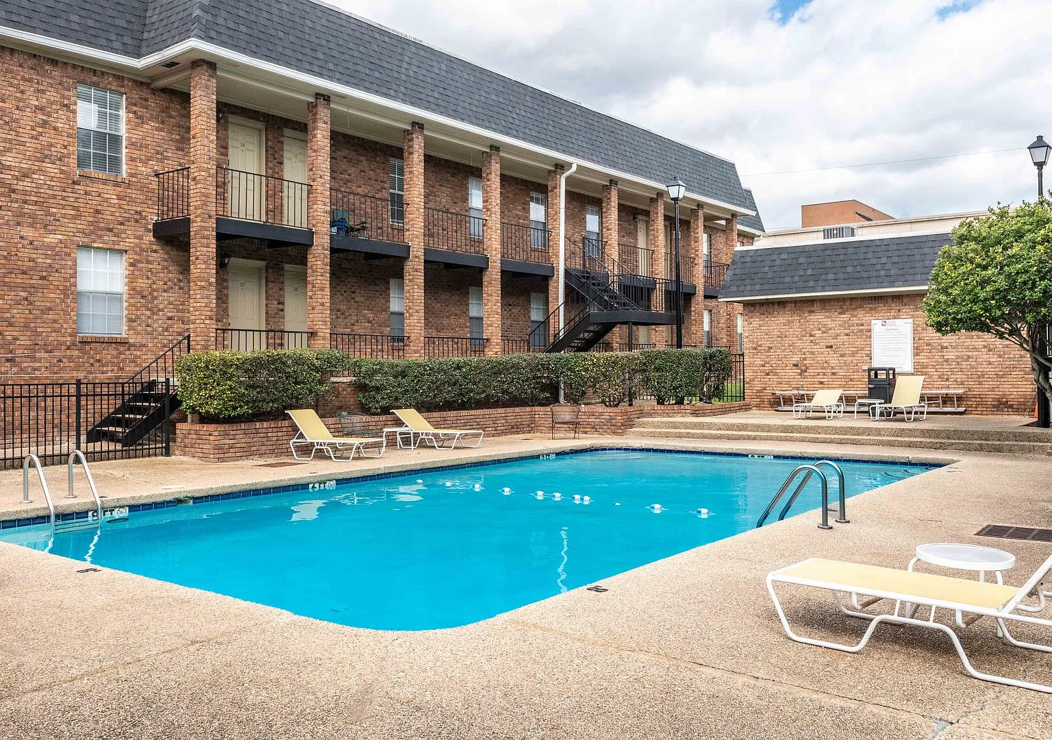Hardy Manor Apartment Homes — Photo 4