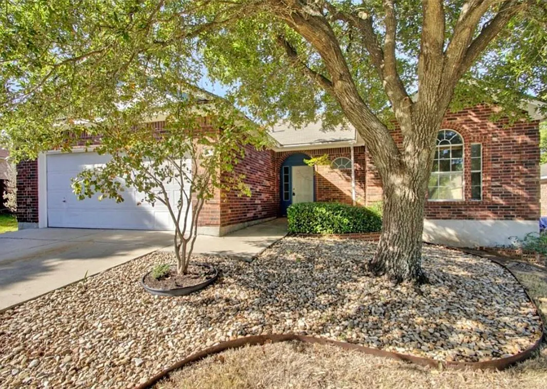2215 Sedgewick Ln — Photo 1