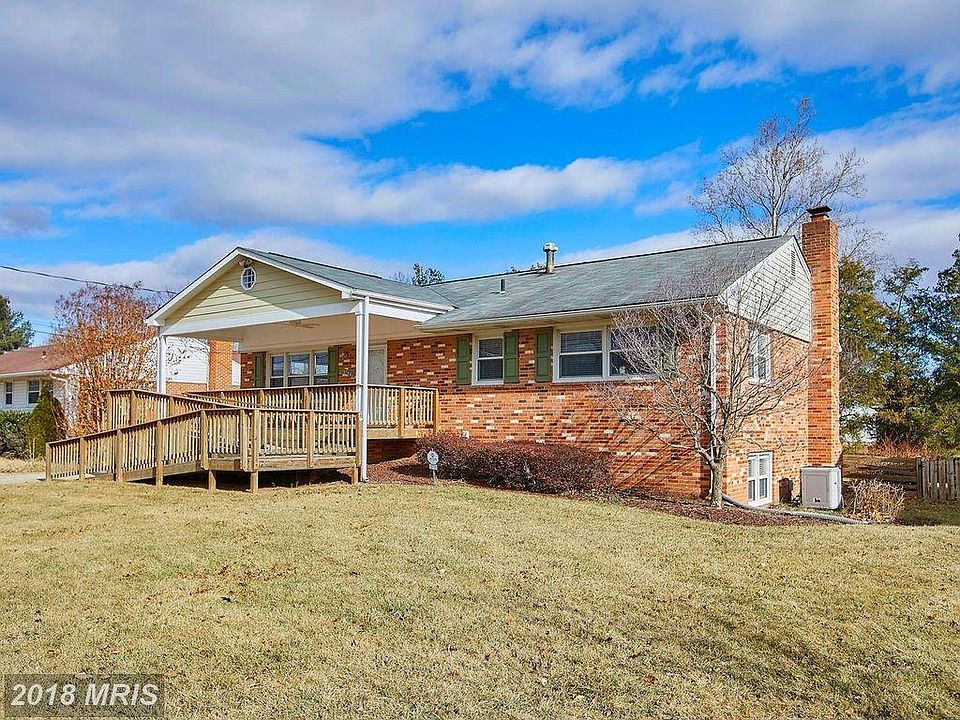 Front of house facing street (picture does not show recently added fence)