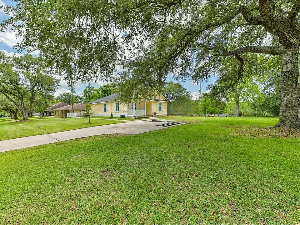 1st image of 207 Oakridge Dr