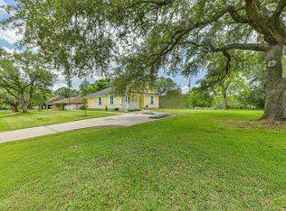 207 Oakridge Dr, Hitchcock, TX 77563