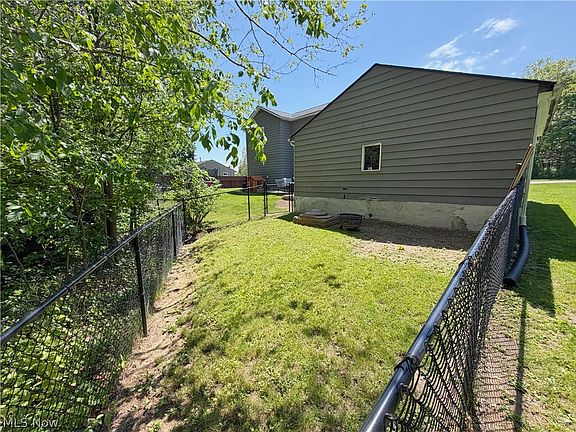 5th image of 151 Pine St