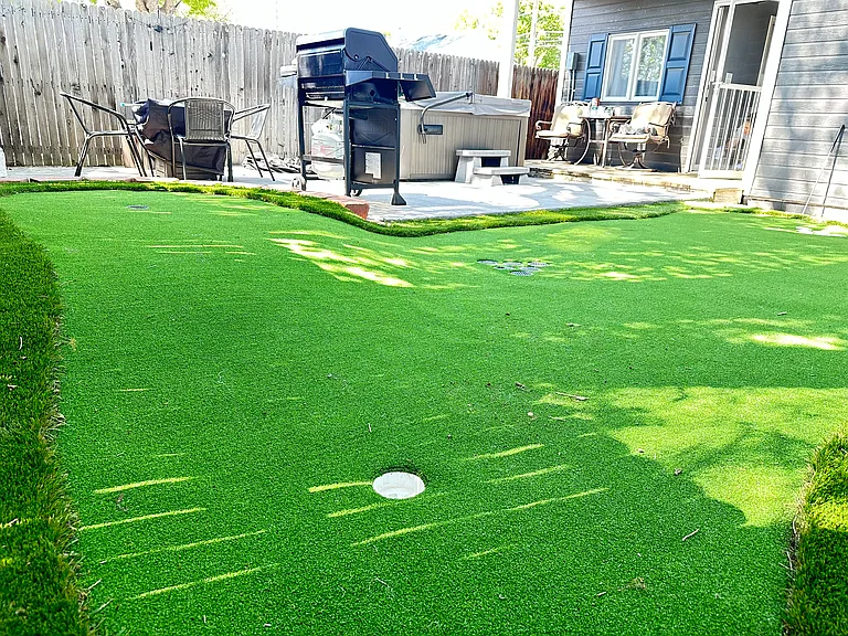Practice your putting skills on the lawn, feel like a pro golfer!