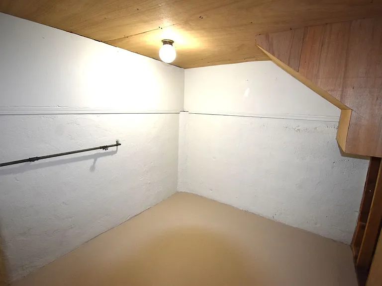 586 Grove St — Photo 31