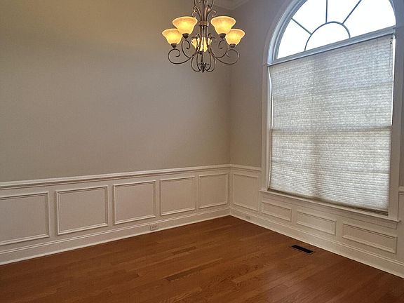 3rd image of 323 Maddux Dr